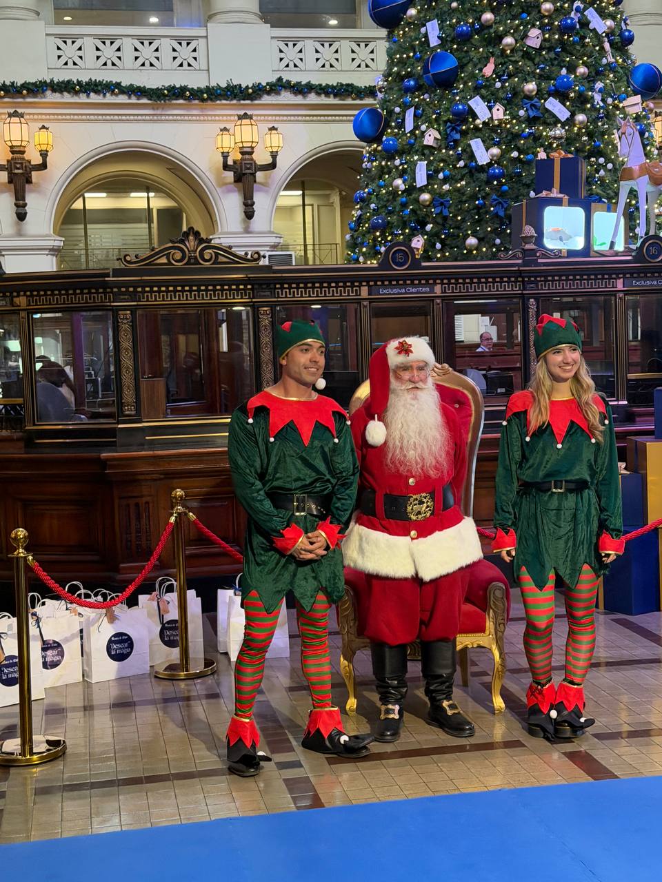 Santa Claus profesional con niños en Tokio, Japón